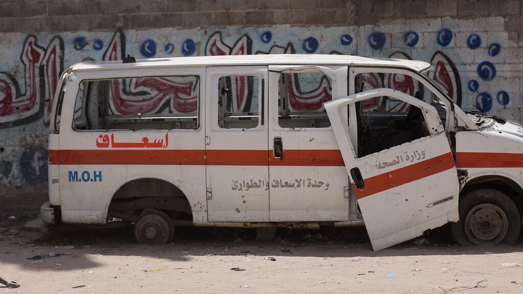 سيارة إسعاف مدمرة في مدينة غزة